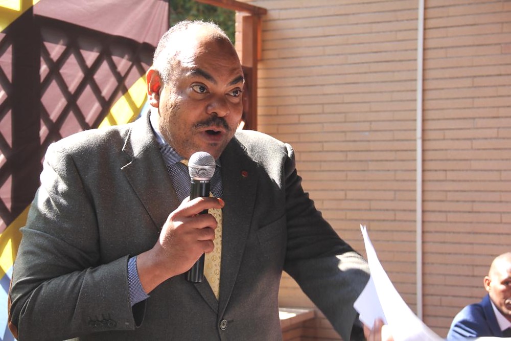 Mheshimiwa Balozi akisisitiza jambo kwa Wanadiaspora