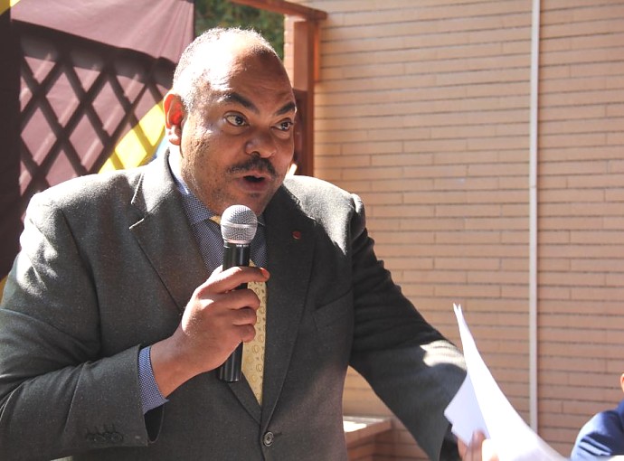 Mheshimiwa Balozi akisisitiza jambo kwa Wanadiaspora