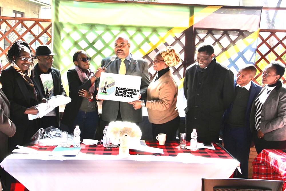 Mheshimiwa Balozi Kombo akipokea picha ya nembo rasmi ya Jumuiya ya Watanzania Genova kutoka kwa Bi. Eva Nangela, Mwenyekiti wa Jumuiya (kushoto).